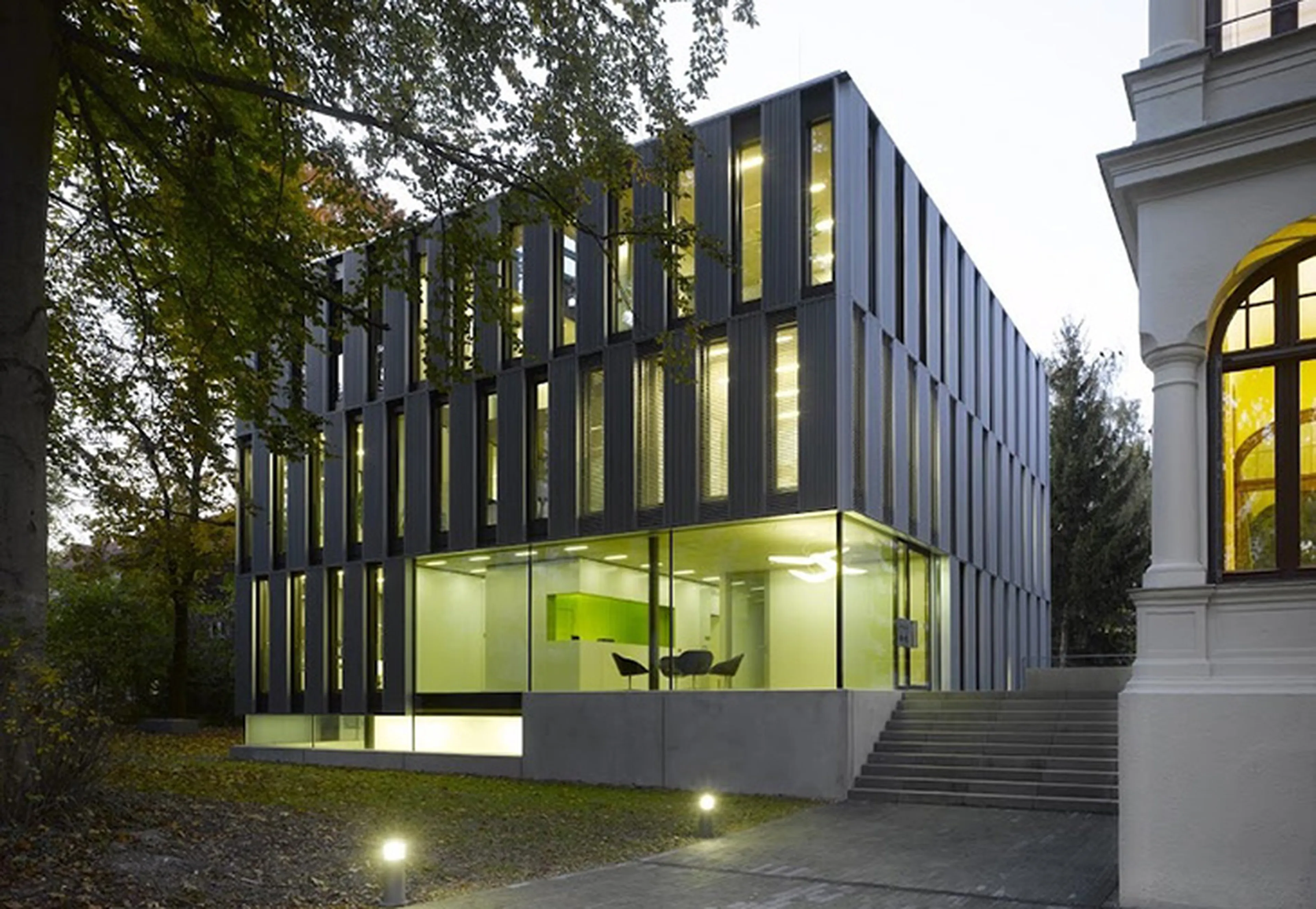 baybg_headquarter_neon